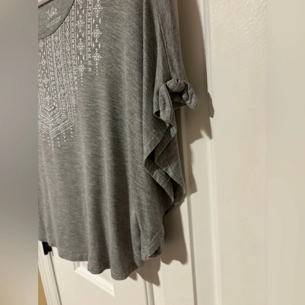 Beautiful Justice top with white decorative detail